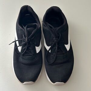 Black/white tennis shoes